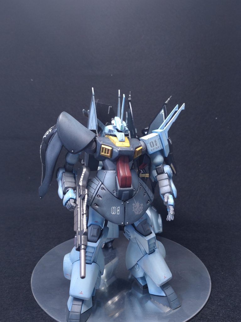 こっちは10年以上前に作った旧キットです。フロントスカートの延長とか、肩に球体関節入れたり、右肩シールドの取付位置変更、腹の赤い部分のエポパテでのボリューム増し、前腕の成形とかしたかも。