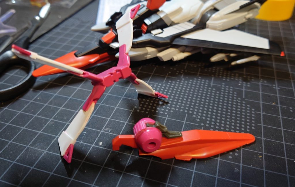 それぞれの武装取り付けの為にプラバンで翼を延長、機首にレールガン取り付けの為に余剰パーツを取り付け