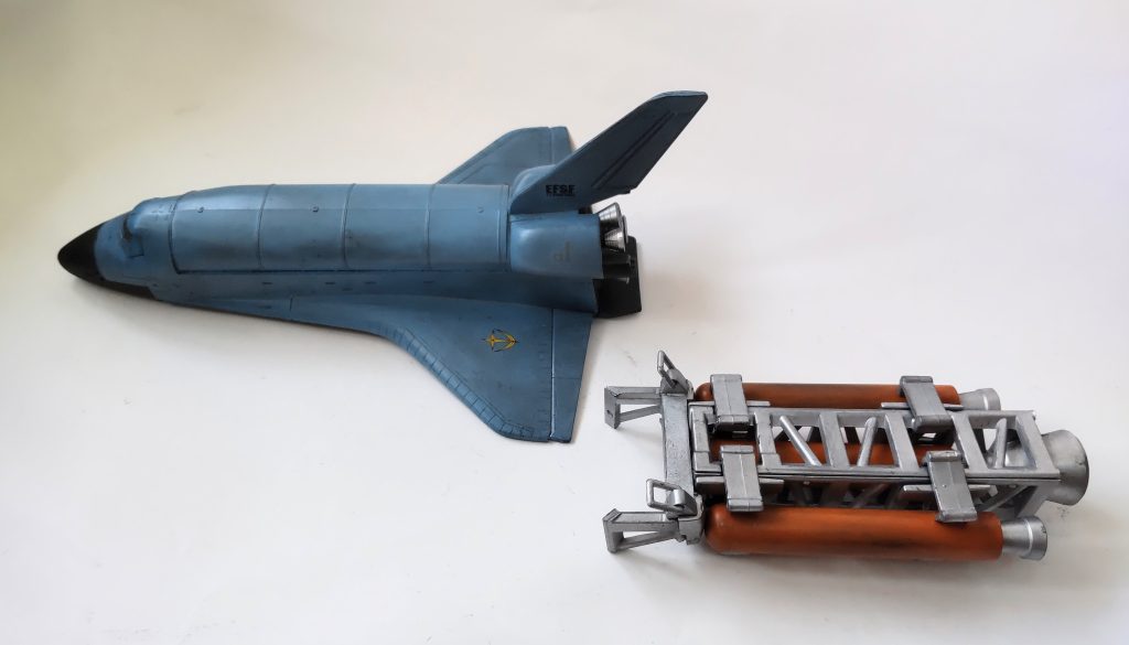 こちらは特別編で出たシャトルですね。まるっきりガンプラではないので、単独紹介は控えました。(~_~;)本体は別メーカーで後ろの追加ブースターは山田化学の100円トラスとWAVEのタンクを合わせ、でっち上げました!デカールだけバンダイのですね。私のように物語を作ると色んな兵器や小道具がいるんで、バンダイさん以外にも頼らんといかんのです〜((+_+))