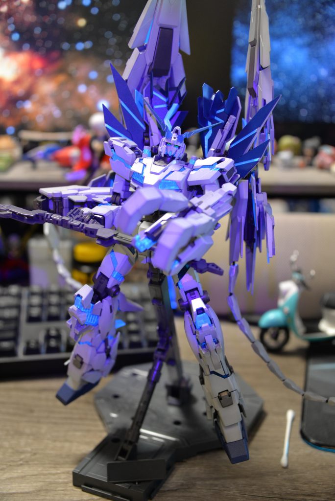 キットのUVパーツは、他の人工的な塗装や着色をすることなく、UVランプで美しく反射する。