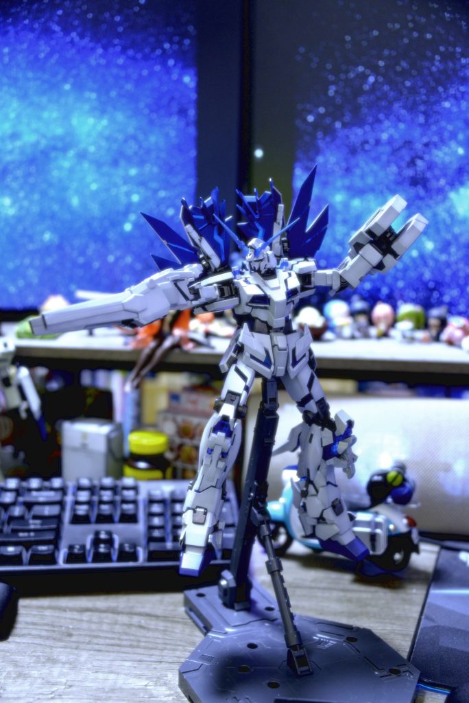 このキットを作った経験のある人なら、背中のアーマーが重くてポーズをとるのが難しいことがわかるでしょう。(gundam-kao2)アクションベースに全体を固定したつもりで、突然上半身全体とアーマーが崩れ落ちてしまいました。背中のクリップで胴体を固定すると、脚のサイコフレームが内側に引っ込んでしまいました。。。(gundam-kao9)奇跡の撮影だと思います。最後になりましたが、投稿を読んでいただきありがとうございました。