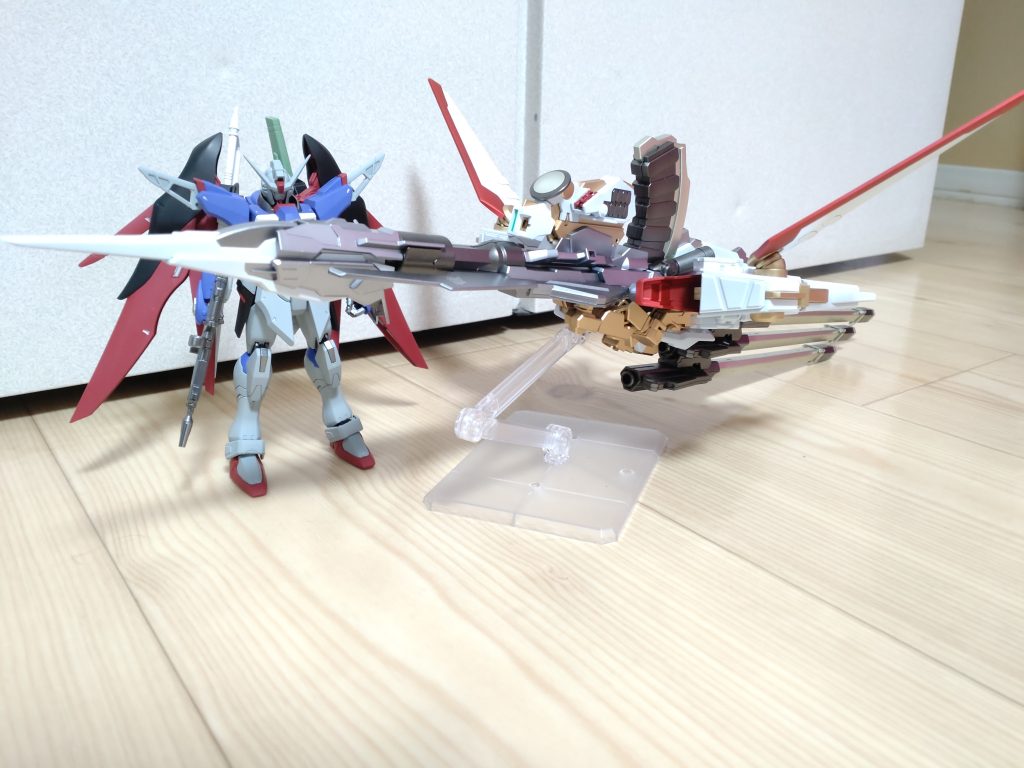 デスティニー本体とゼウスシルエットのツーショットです。結構な大きさです。