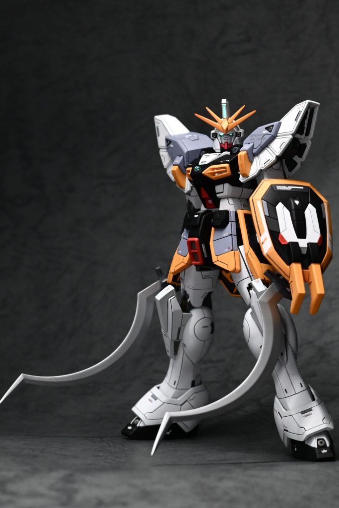 ヒートショーテルの先端は、瞬着で延長して削り込み、シャープにしています。持ち手の気になる肉抜きも瞬着パテで埋めて見栄えを意識しました。