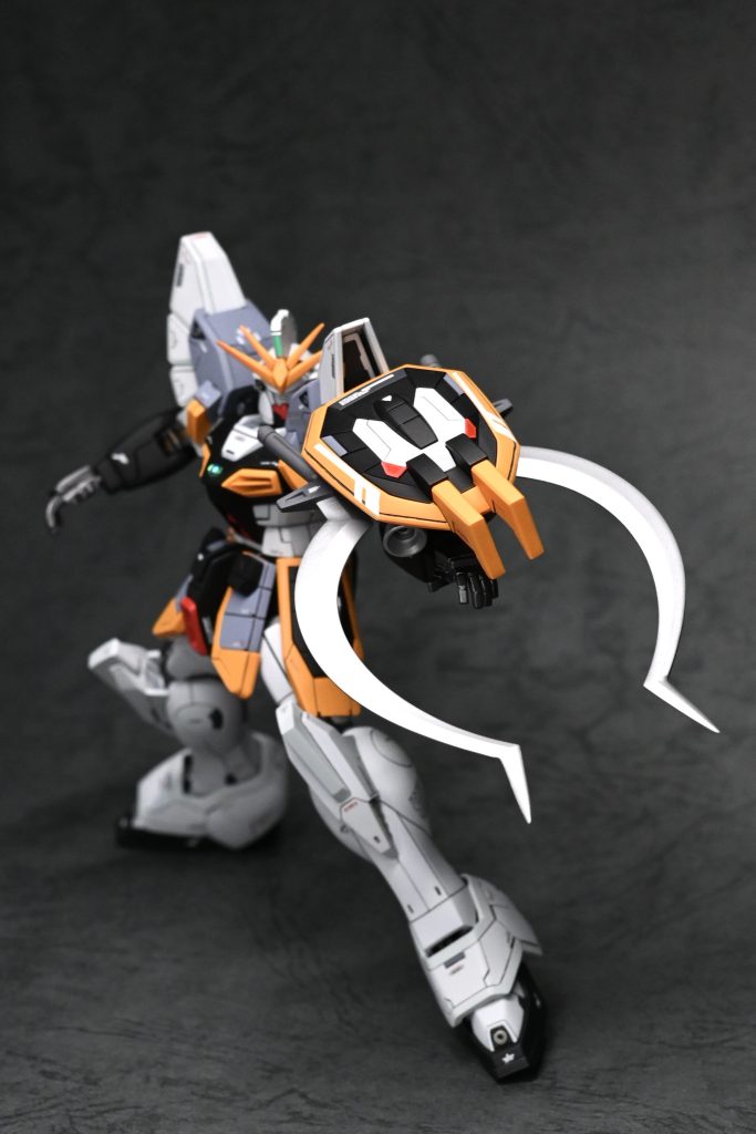 クロススラッシャーにフォーカスした一枚。獅子感を強調したく、ありもののデカールで白ラインを追加しましたが、これが結構お気に入りポイントだったりw