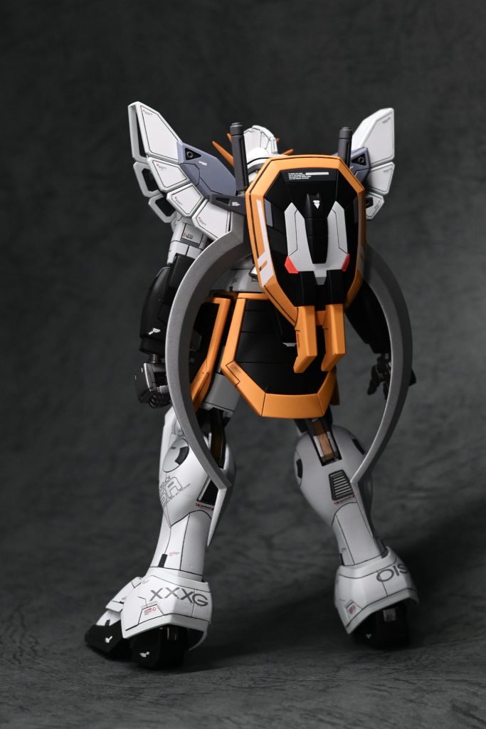 背面。シールドフラッシュも、メタリックシールに蛍光塗料を塗布し、ブラックライトで発光するようにしています。