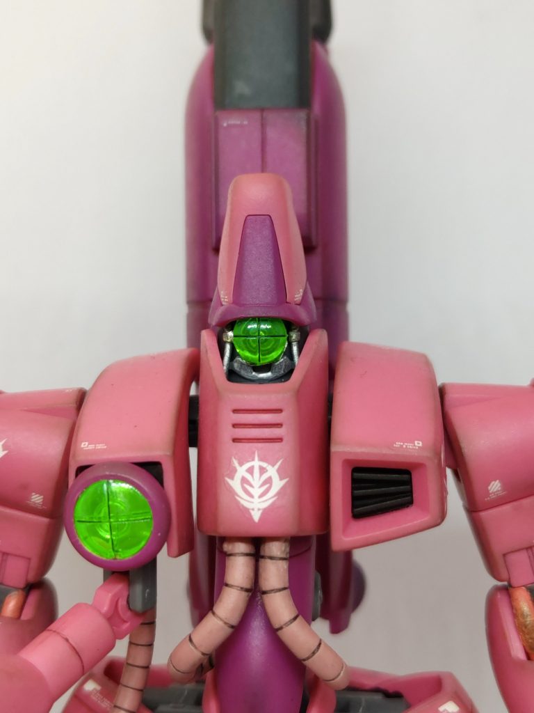 クリアパーツの裏にはラピーテープでビコーン(zaku-kao2)モノアイ周りはゴールドとシルバーで部分塗装。