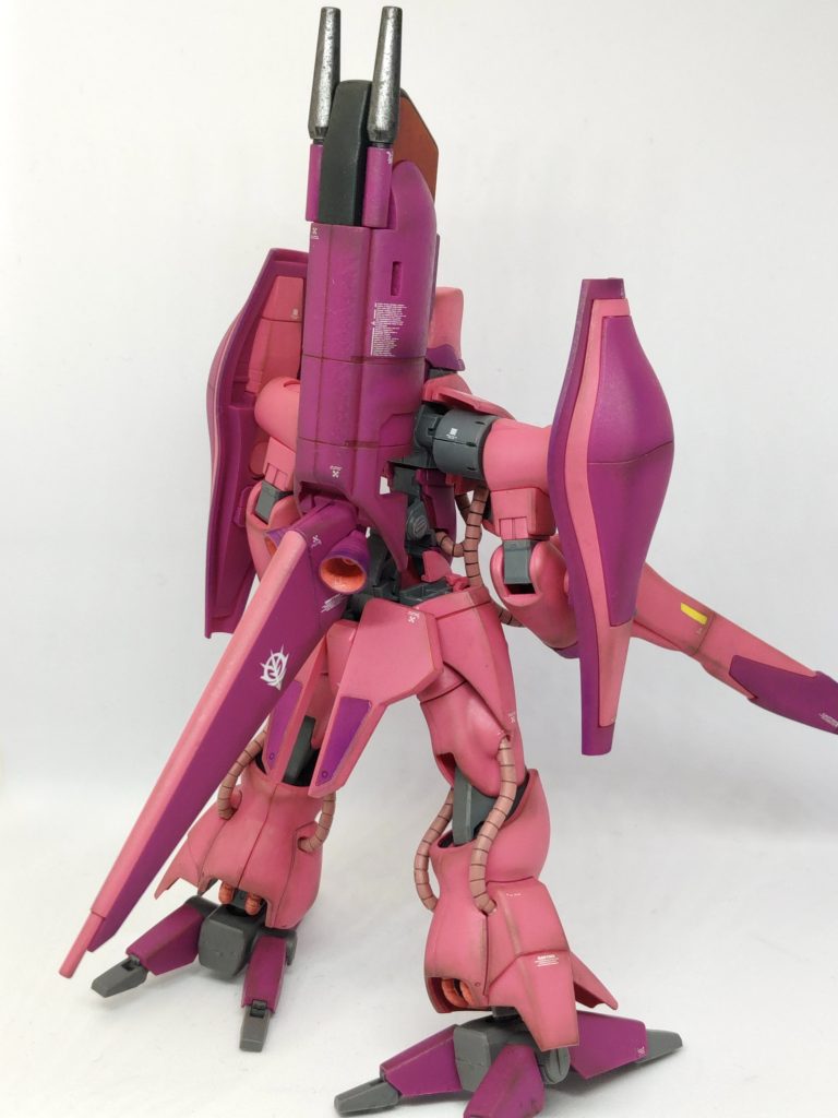 バックパック先端の砲口はガンメタル。全身のケーブルは軟質素材で迷いましたが光沢トップコートしてからウェザリングカラーでスミ入れしました。今のところ溶けたりはしてないので大丈夫そう(zaku-kao4)