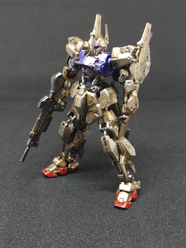 そもそも組立に結構苦労しまして、瞬着無しでは作れませんでした。後ろ体重になってるしバインダーとサイドアーマーも曲がってます(zaku-kao4)