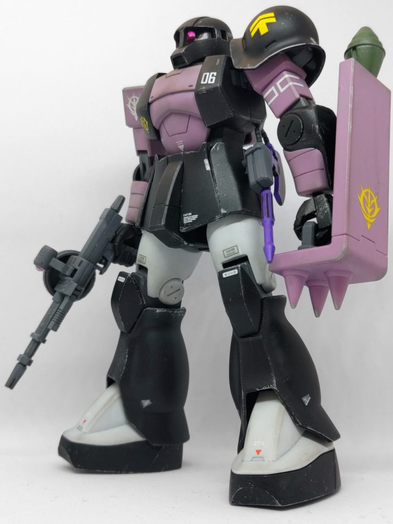 全身に及ぶ合わせ目がネックですが武装が豊富でスタイルと可動も素晴らしい良キットです!旧ザクって旧キットも良キットだったし恵まれてるんですよね。