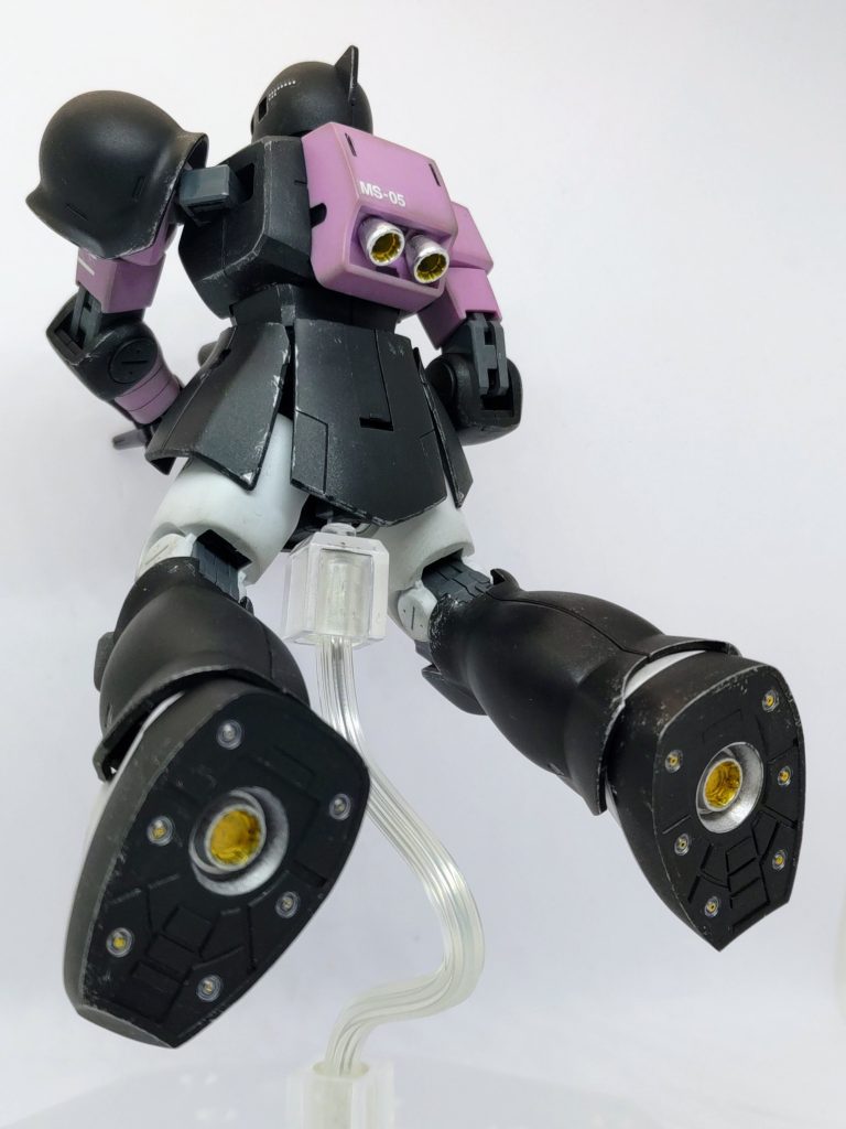 後ろのデカールは露骨な手抜きですが足の裏はちゃんと塗りました(zaku-kao4)各スラスターはシルバーとゴールドで塗り分け。