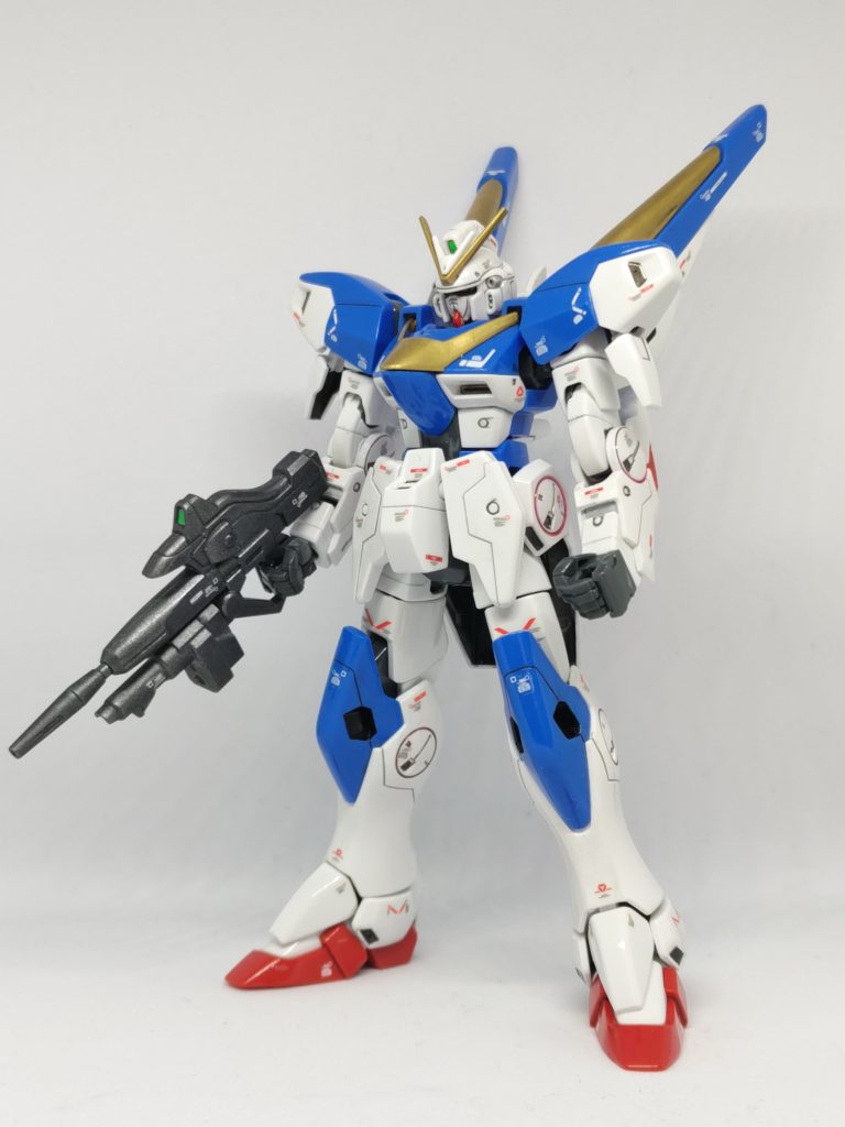 宇宙世紀最強のMS(所説あり)とも言われるV2なのでウェザリング無しの光沢でキレイ目に仕上げました。Vの字部分と胸のダクトはイエローの成形色ですがゴールドにしました。色分けのいいキットですが全身のグレー部分がちょっと厄介でした(gundam-kao5)