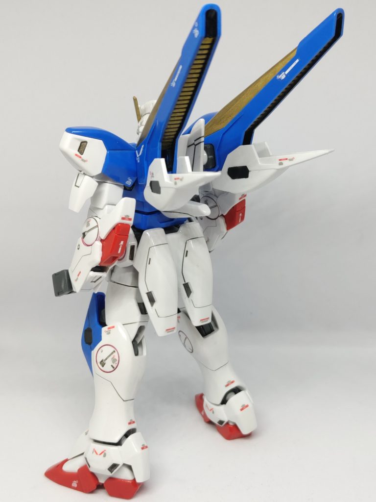 ミノフスキードライブ内もシールは使わずゴールドとクリアイエローで塗装。