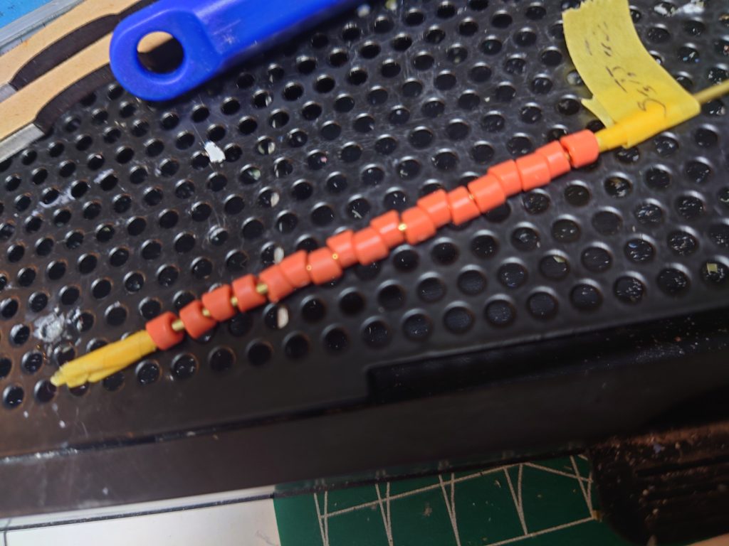 このキット、鬼門は動力パイプのゲート処理!動力パイプは、一個ずつヤスリがけしてたら日が暮れてしまいそうなので、真鍮線にパイプまとめて通し一気に表面処理しちゃいました(笑)なんで、パイプの色がオレンジなのかって?元はユニコーンバージョンのマラサイだったからです!