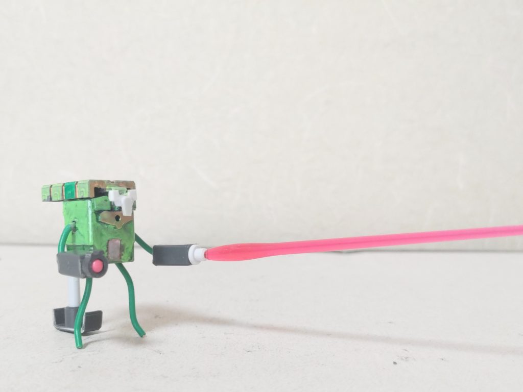 目からはビームが出ません手からビームが出ます