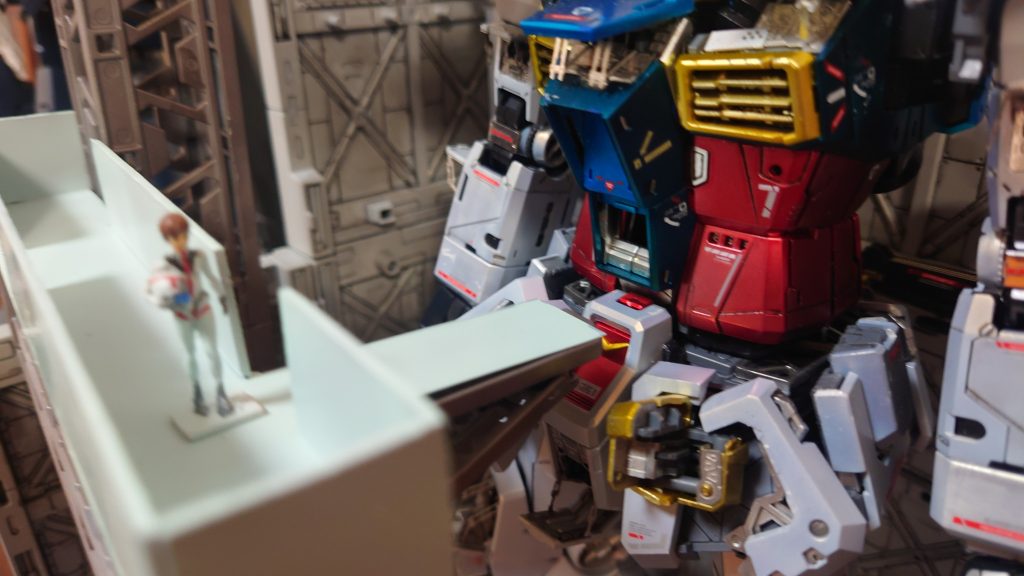 アムロ・レイがコックピットに