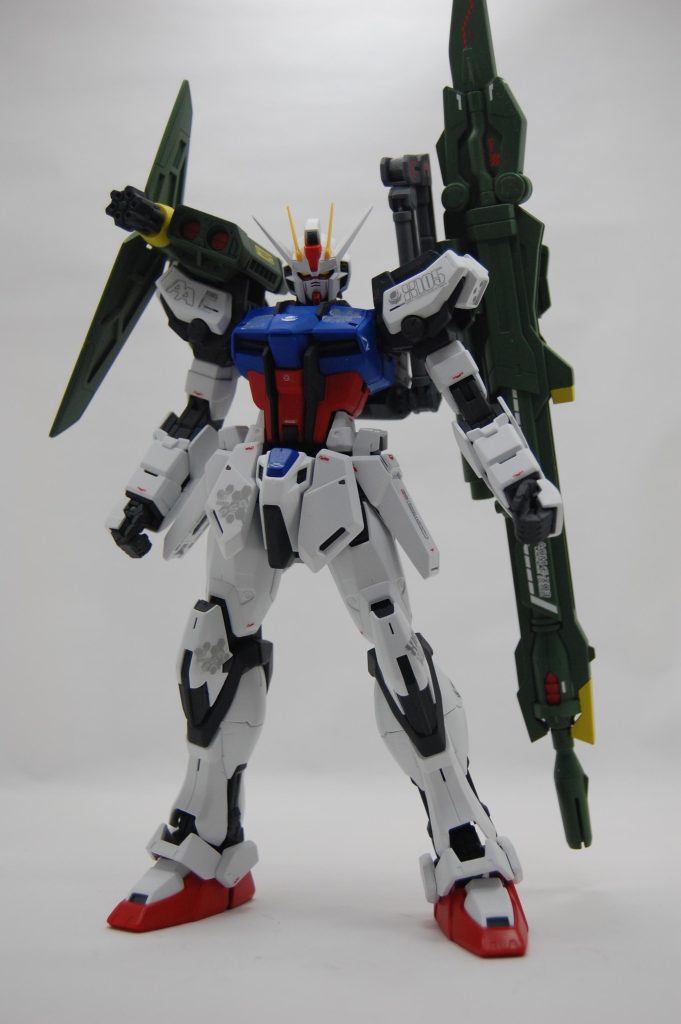 ランチャーストライカーのアグニがとにかくでかいです。一部小さなデカール貼りに失敗したのでそこは諦めました。保持アームは完全にABSパーツなので表面処理をした後にデカール貼ってアクリジョンのつや消しクリアを吹いてます。ただボールジョイント部はマスキングした方が良かったかもしれません。稼働しづらくなってるので。