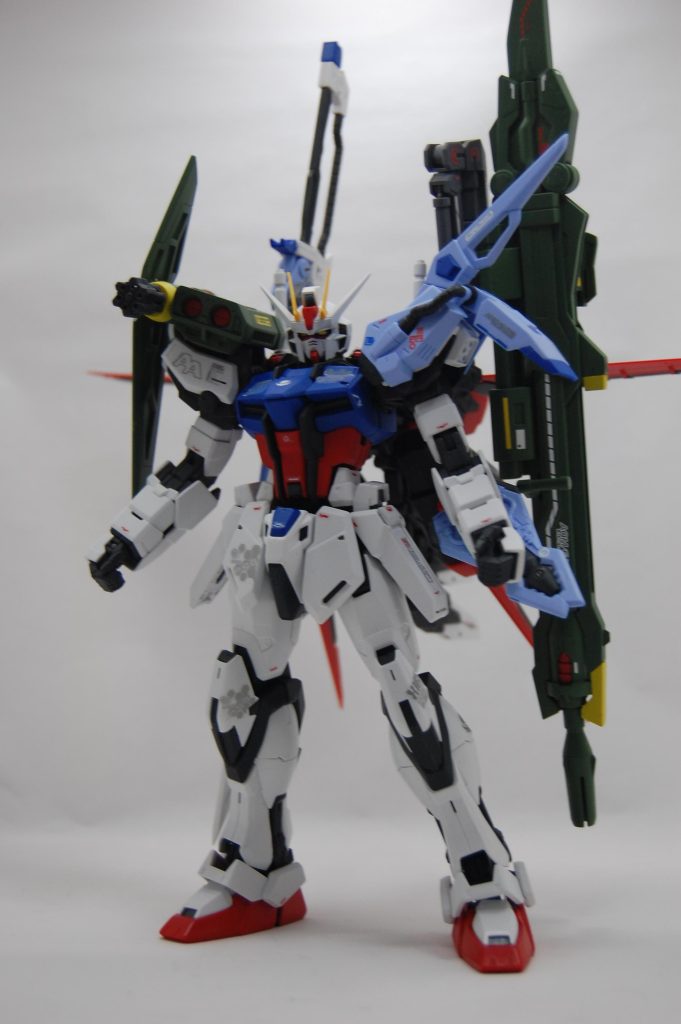 パーフェクトストライクガンダムにしても自立するのは結構すごいかと。当然ポージングすると倒れそうですが。