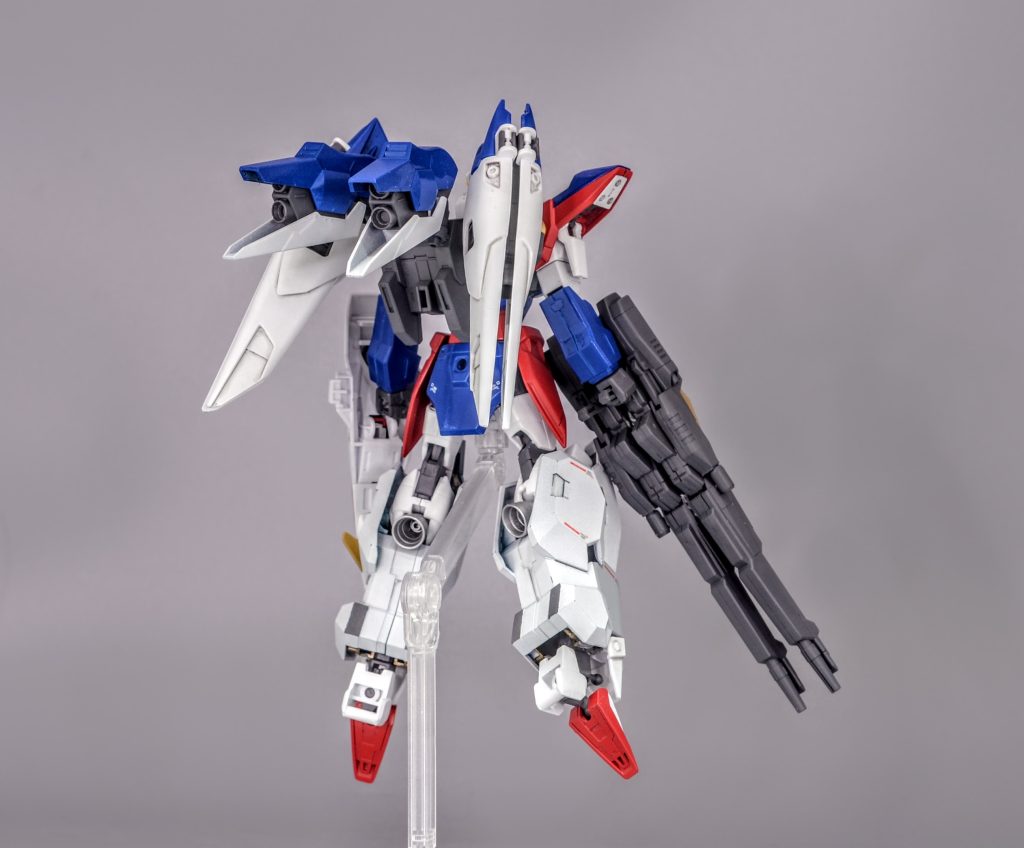 バックパックは追加ブースターを装備し、さらなる高機動、高推力を得ました