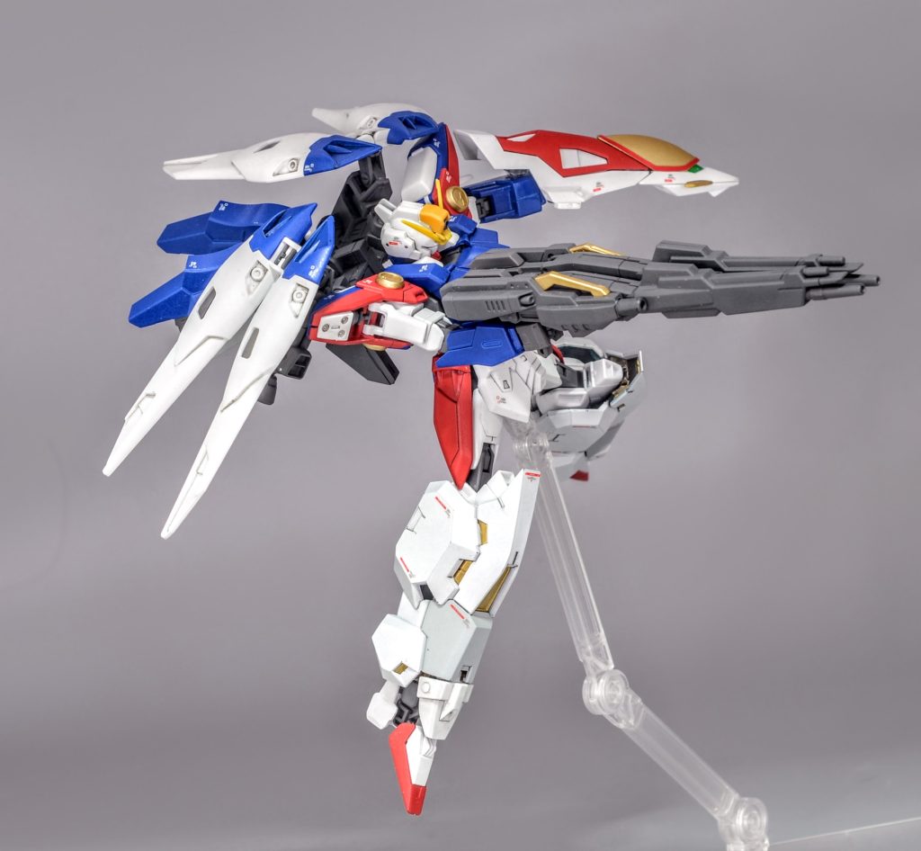 バスターライフルは2砲口から4砲口になりさらに強力なビームを発射可能になりました