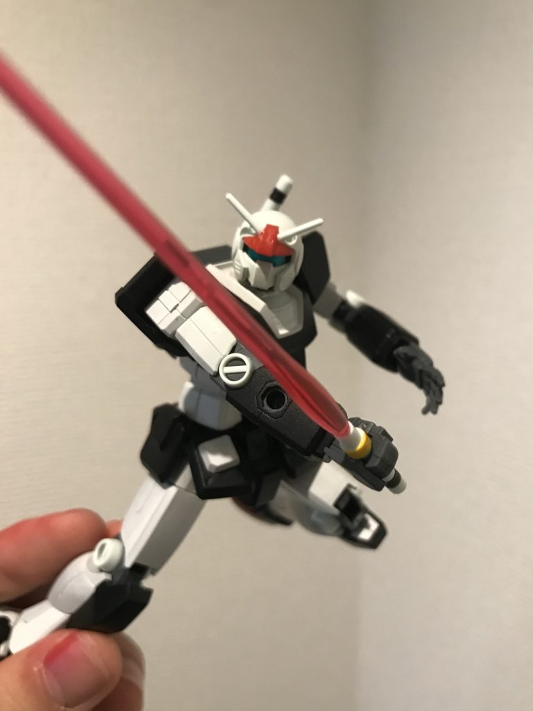 サーベルは黒と黄と白の3色にして、劇中に寄せました。