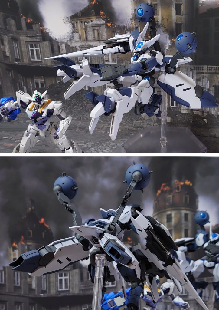 ““ガンダム”の左右から挟み込め!”“了解!”