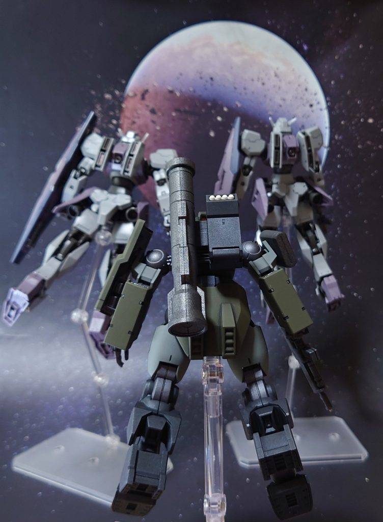 “モビルスーツ型のドローン…あれを、あのガキ共が、ねぇ。“戦争”も変わっていっちまうのか”