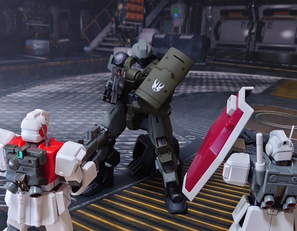 “制圧開始。全員出るまで、コンテナを守れ”