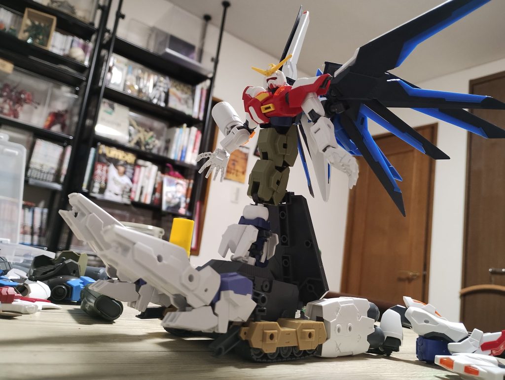 変形してMA形態、MF形態切り替えられるようにしようとしていましたが「どうせMF形態でしか飾らんでしょ」と諦めることに。