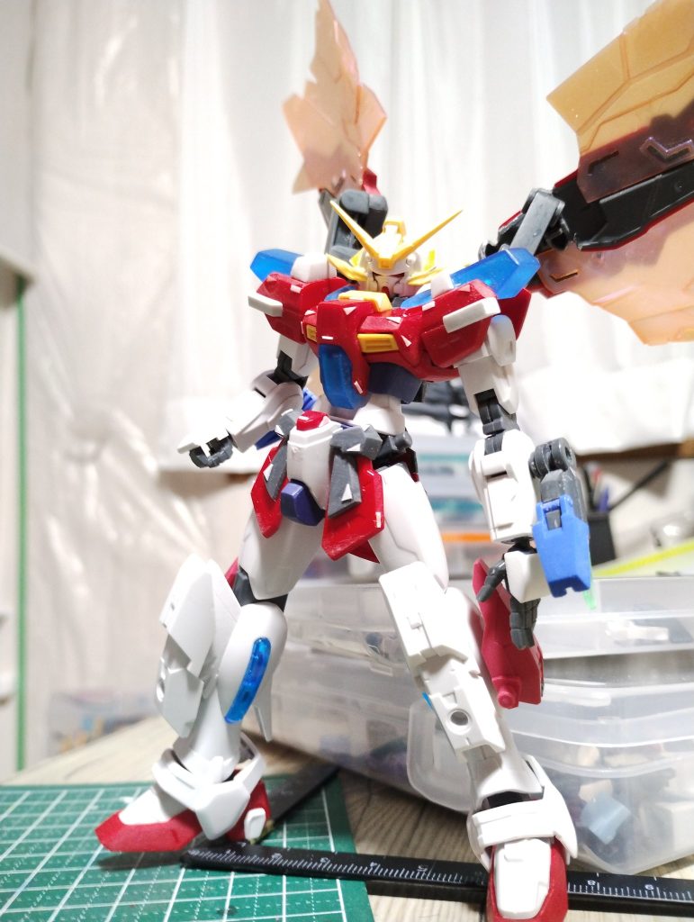 胸部が完成品と違います。塗装直前で基部が折れてしまい、ボディ総とっかえになってしまいました…。