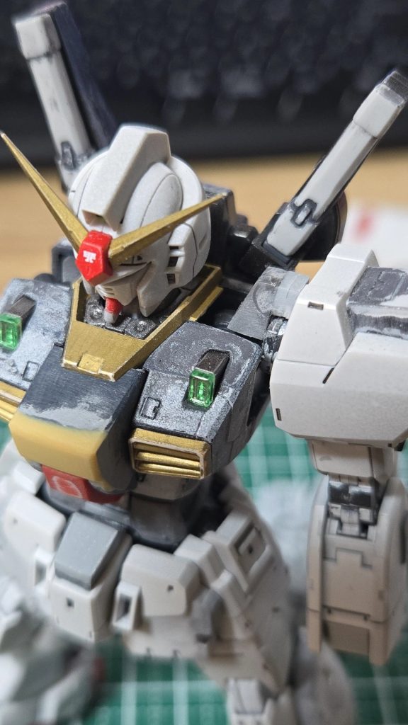 少し見づらいですが、頭部工作。顎は個人的に長い方が好きなので延長。両サイドの...なんて言うんでしょう...SLで言う除煙板みたいな部分は、尖った形状に変更。これにより、キリっとした印象になったかと思います。