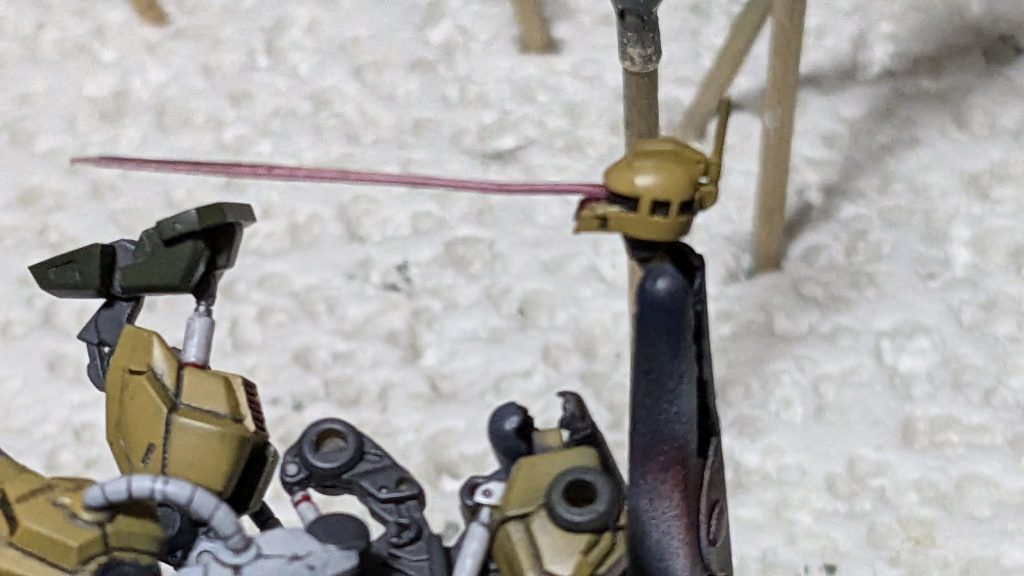 モノアイスリットを少し掘り起こし、楔形に加工した3mm丸棒で角度を付けました。モノアイは1mmピンバイスで穴を開け、伸ばしたクリアピンクのランナーをぶすっと刺しました。目からビームでは有りませんw