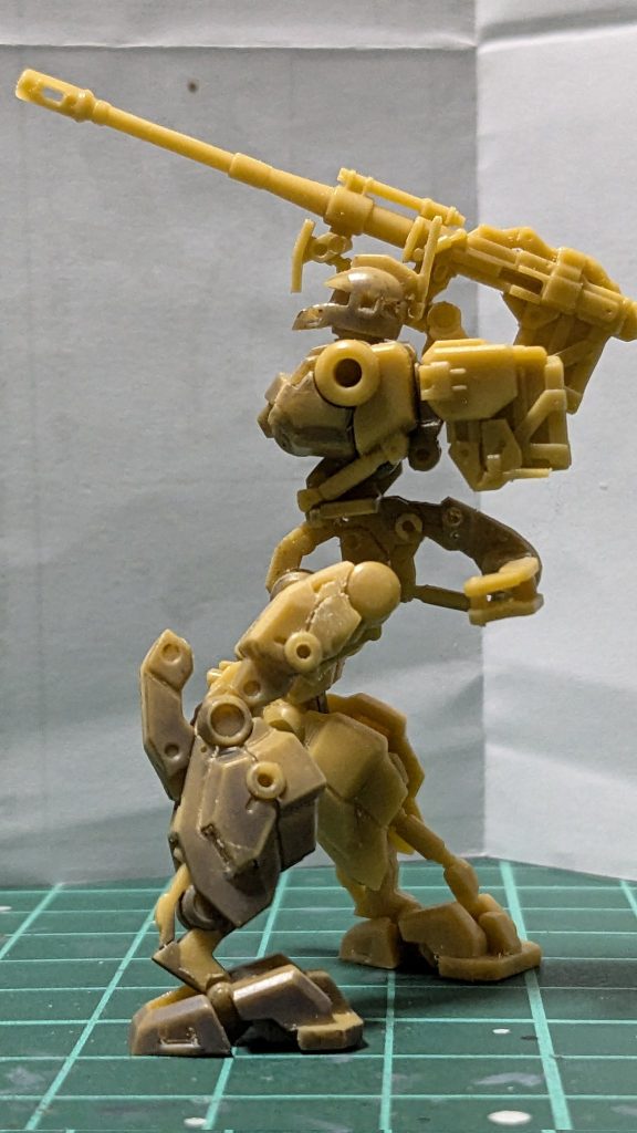 キャノン砲は製作中に折れてしまったので、丁度良いやと角度を変更して再接着。もう少し上に向けたかったのですが、マガジンが干渉するので致し方なしです。