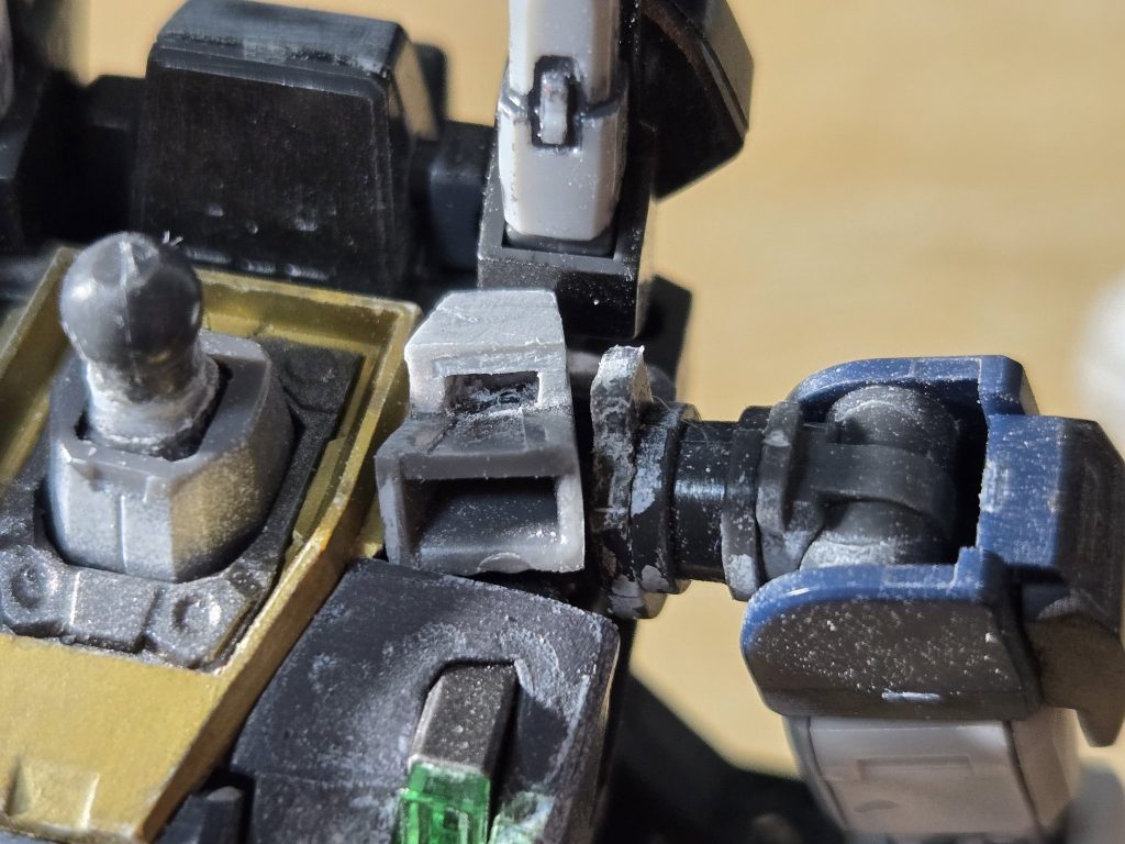 肩フレームは、豆じろー様のMk-Ⅱの改造方法を使用させて頂きました。RGはこの部分がパカパカしてしまうので、MSジョイント部分の形状を変更し、フレーム側はプラ板で延長した部分に差込口を作ることで連動機構を作成。凹凸を作ることで、設定通り連動機構のあるフレームになりました。今回の製作で、ここが一番の難点だったかも...。