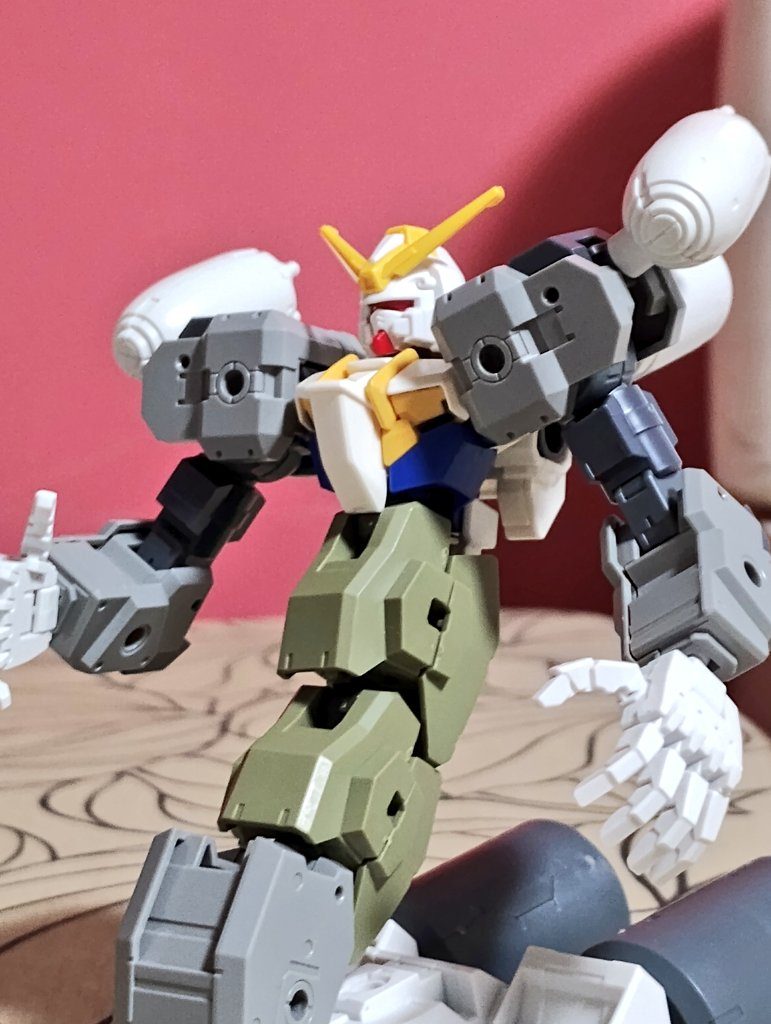 このバランス感だとかなりデビルガンダムっぽい。当初はデビルガンダムのイメージ強めでパーツを盛っていました。顔しか残ってないです。