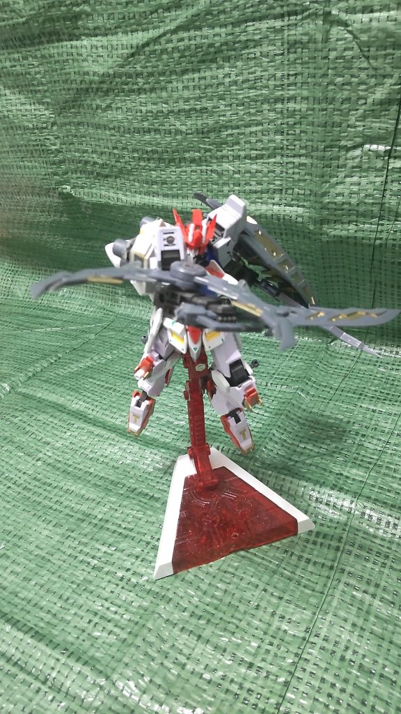 クロー&盾。クローでハシュマルのようなMAの脚をねじ切り、大型の盾で攻撃を防いだり、いなしてたんでしょう。