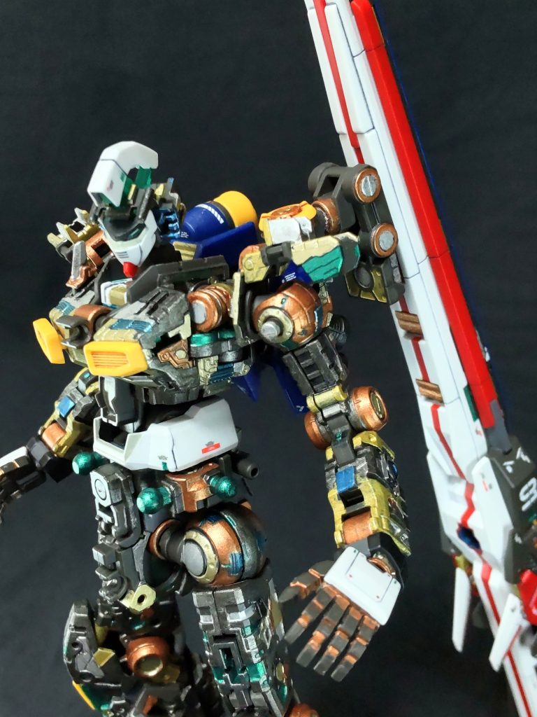 内部フレームをアップで撮影、ディテールに合わせて色を入れていったら派手な色合いになりました。