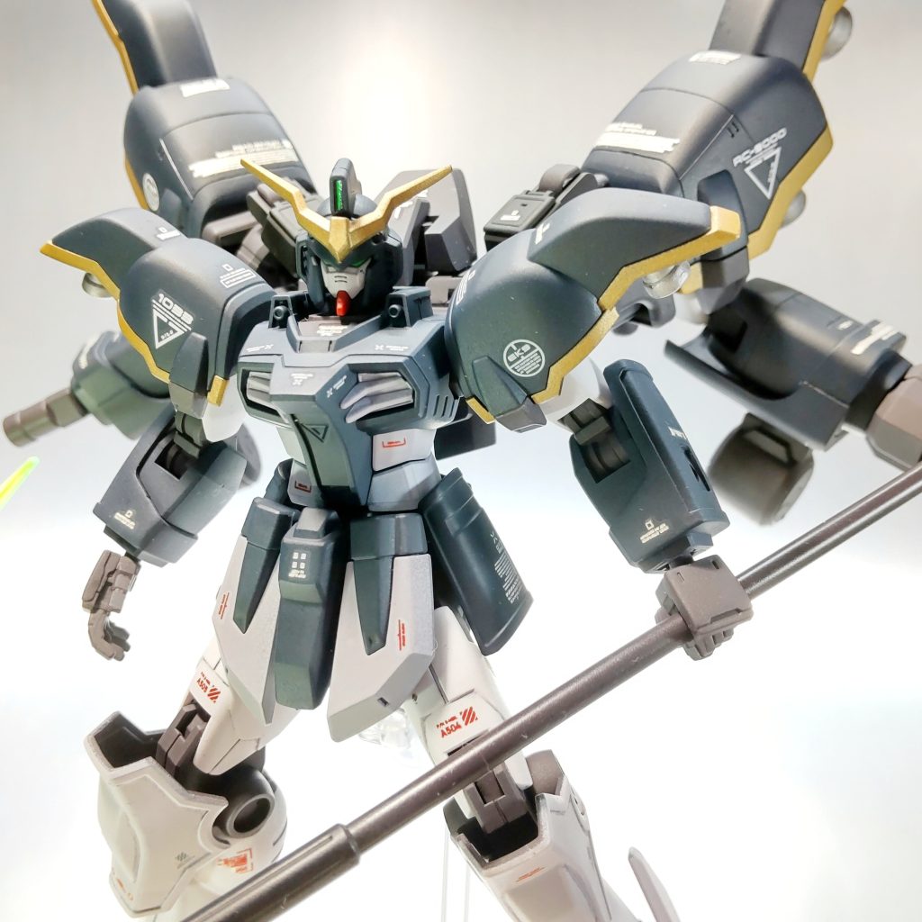 1/100の大釜持たせるのもアリかと、最初は良かったのですが取り回しや見た目でジオングやサイコガンダムのような指ビーム的なのが合うのではないかと思い急遽でっちあげて見たら結構合うので決定稿に。左右違うのは同じ部品がなかっただけです。。。