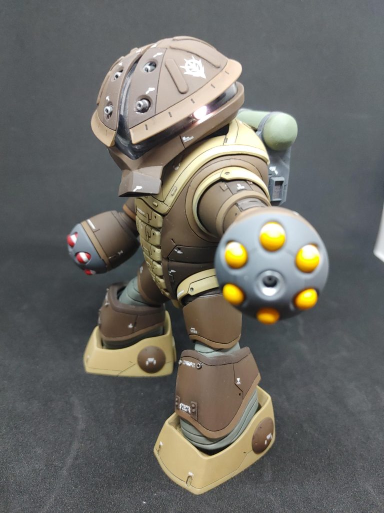 顎を引いて胴を戻した状態。今回の改造点は上からモノアイ電飾モノアイをHアイズ、外周をアルミパイプでディテールアップ(モノアイカバーが干渉しそうだったので、モノアイパーツとアルミパイプをできるだけ薄く切削)首関節を取って、頭パーツの下部に半球状にパテ盛り整形首関節ボールジョイント化、ボールジョイント軸は電飾の電池、スイッチを胴体に仕込んでいて何回も外したりするので、真鍮パイプで強化胴体上部パーツ猫背化パテ盛り整形胴体パーツを2分割していくらかでも前屈できるようにコトブキヤジョイントセット組み込み胴体下部パーツに電飾セットを収納するためプラ板を箱組してから前屈した時チラ見えしそうなところを内部フレームっぽくプラ板でスクラッチバックパック上部にタンクっぽいヤツ作成。メタルビーズか何かのケースと丸モールドで作成したタンクにプラ板、プラパイプ、ランナーでバックパック接続部品をあれこれ作成バーニアをビルダーズパーツMSバーニアに変更フレキシブル・ベロウズ・リムを逆付け(大→小じゃなく小→大)肘関節をもう少しだけ可動するように内、外部パーツを切削爪パーツシャープ化、eguryuuさんに教えて頂いた焼け塗装に初挑戦(今までウェザリングマスターでしかやったことなかったので😅)各所スジ彫り、プラ板ディテールアップ各所塗装が干渉しないようにすりあわせ