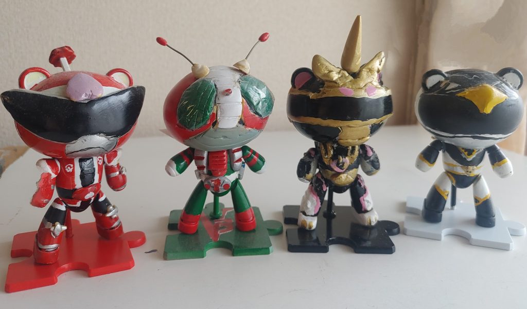 記念写真その２。親子三代な脚本家一族。祖父▪伊上勝さん(初期仮面ライダーシリーズなどを担当。代表し、「V3」)父▪井上敏樹さん(代表し、「ジェットマン」ブラックコンドルと、「ドンブラザーズ」ドンモモタロウ)そして、現役！孫▪井上亜樹子さんのゴジュウユニコーン