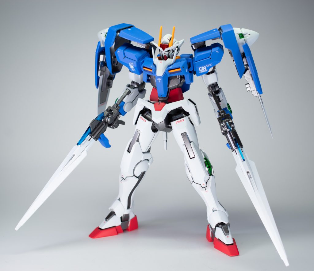 このキットの唯一の欠点は、腰が動かないというとんでも仕様なので、切り離してボールジョイントで接続できるようにしました。その際2mmほど延長して、少しスタイル調整しています。