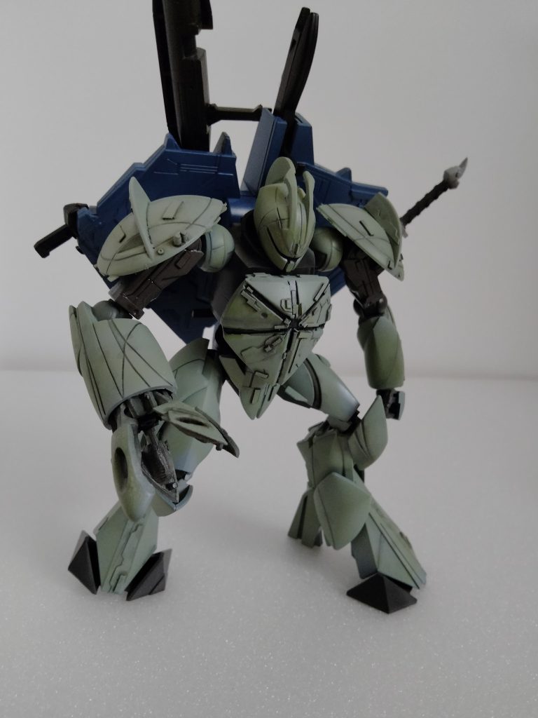 背中の武装にはビルダーズパーツの刀とビームピストルを追加で装備。両手足は非対称になるようにパテ盛りやプラ版を付けて製作しました。