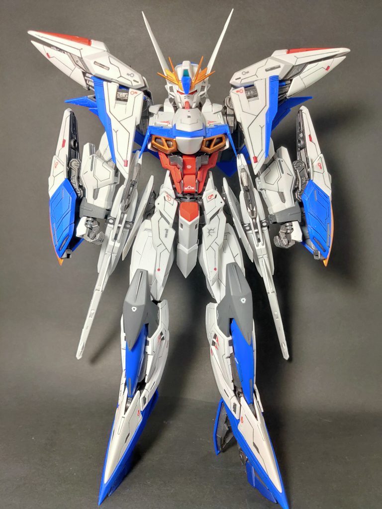 ゴールドはもうちょい黄色寄りだったかな…本格的に初めてから4体目の機体…作る度に制作期間が伸びてゆく…今回は3ヶ月くらいかかったんじゃないか?スジボリ沼にハマり、積みプラが増してゆく…あー楽し