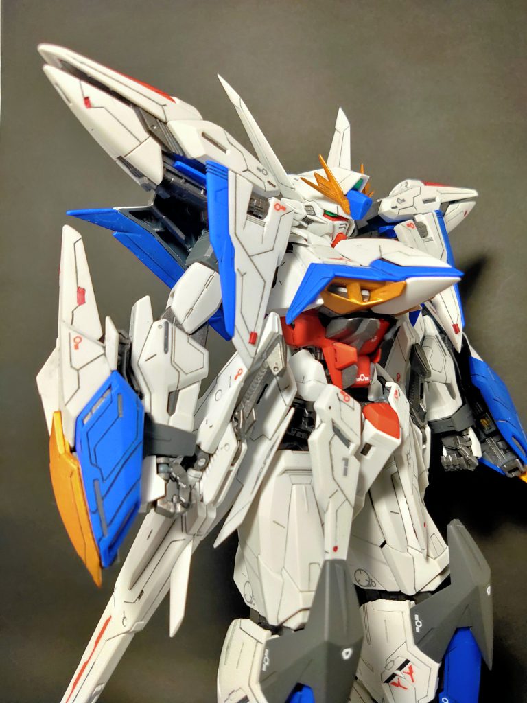 スジボリは全体的に気に入ってます。装甲裏はパテで埋めたかったなーと思いながら、まだその技術がないのでひよりました…モールド掘りもビットブレードを初めて使ってみたのですが、ガッタガタですわ(笑)