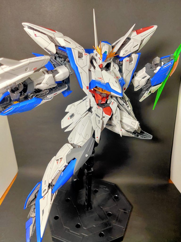 カトキ立ちがカッコよくてあんまりポージング敬遠してたんですが、武器の長さやビームシールド等のカッコ良さが際立ったので意外といけるかもと思いました。