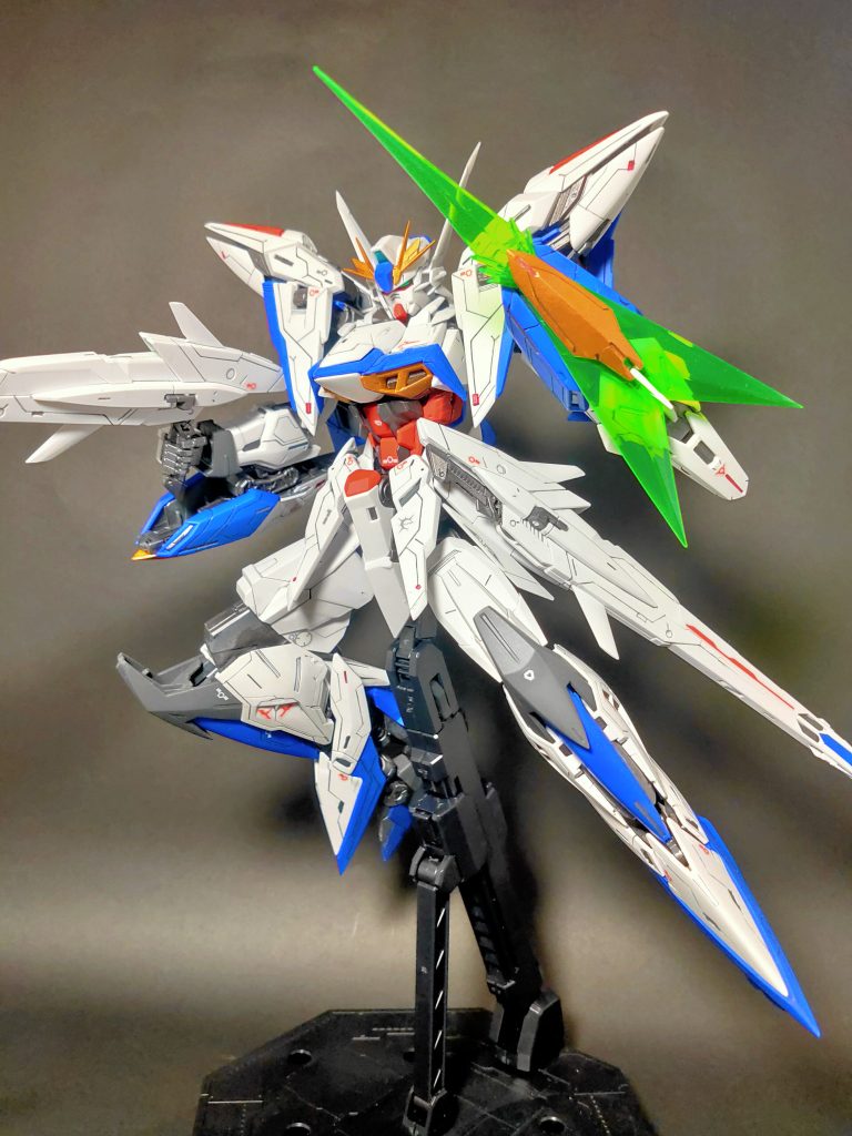 各部の面出し、パーツの先鋭化、モールド掘り、あとは大好きなスジボリを行いました。全体的に割とゴツイ機体なので、シンプルにいこうと思いましたが、結局色々やってしまった(笑)