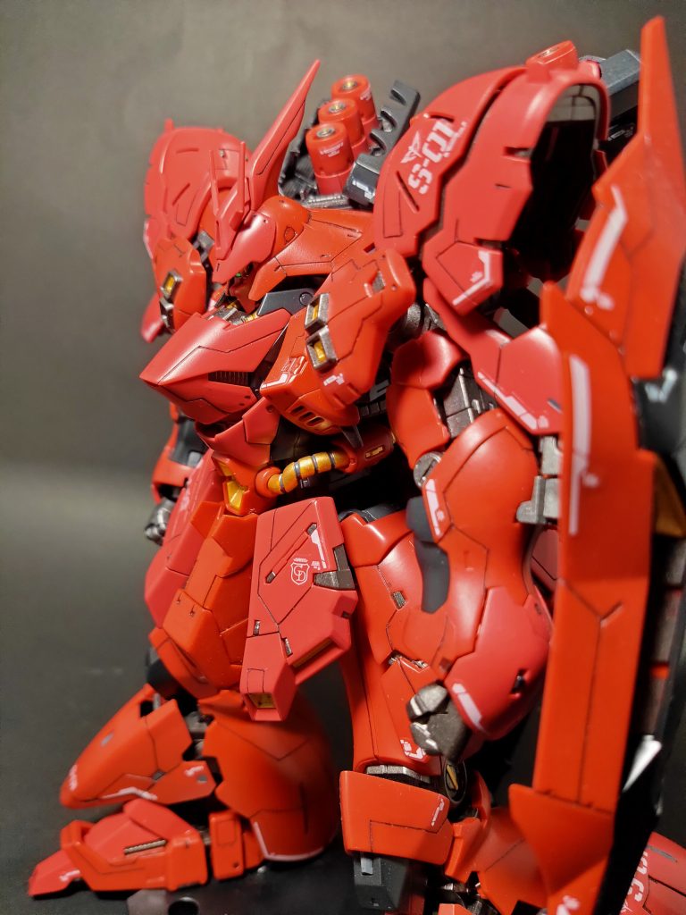 この機体からスジボリにハマりました。胸部のスジボリはアシンメトリーにしてシールドや腰部など、初めてにしては満足できた仕上がりになりました。