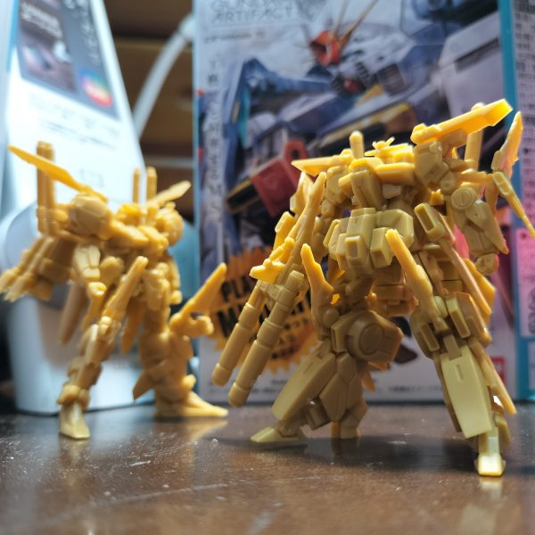 従兄弟？機を並べてみました。けれどPh5のZZガンダムは俄然組み立てやすくなってるんですね。今までは1時間かかってた素組みが40分くらいで出来ました。感動的です。（1枚目）