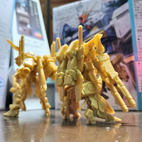 従兄弟？機を並べてみました。けれどPh5のZZガンダムは俄然組み立てやすくなってるんですね。今までは1時間かかってた素組みが40分くらいで出来ました。感動的です。（2枚目）