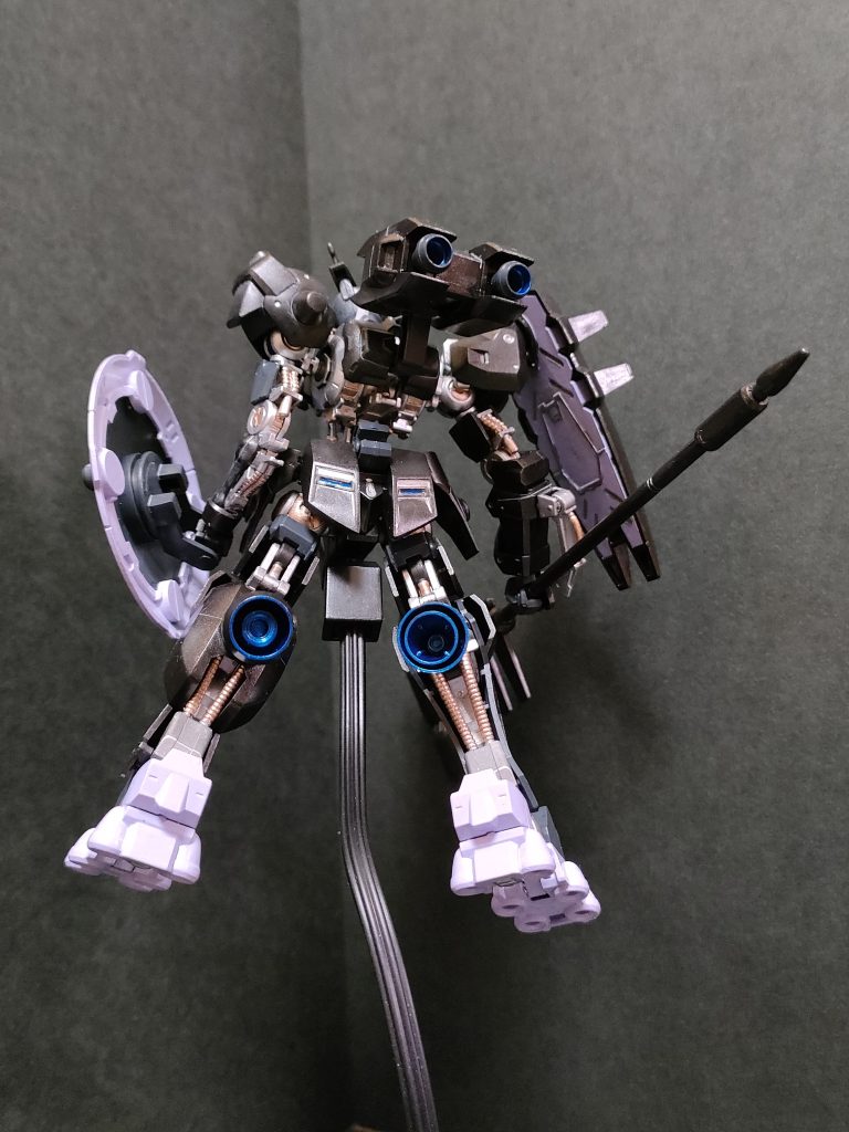 バーニアが片方しかないとバランスが悪く飛び難そうなので右足にも付けました。丁寧に筆塗りしたつもりですがムラになってしまう。筆塗りはムズい。でも楽しい。ご覧頂きありがとうございます。