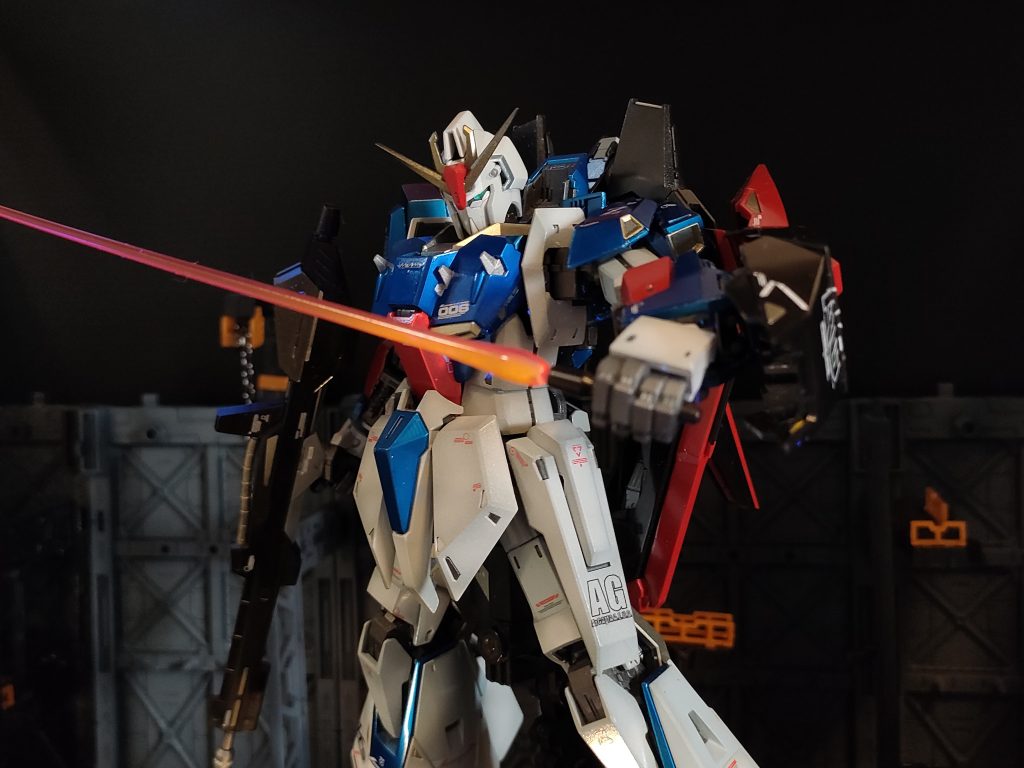 メタリック塗装は まずはダークグレー 下地、そしてシルバーとメタリックカラーを混合した色(ブルーなら メタリックブルーとシルバー)、その上にクリアカラー(クリアブルーなど)、からのクリアトップコート、最後の一手間に カー用品の艶出し剤(クレポリメイト) という手順で塗装してます。 イエローの部分はゴールド(ゴールド+シルバー→クリアイエロー)にしました。このカラチェンは簡単に高級感出せてめちゃ便利。ホワイトはメタル感がうまく出せずくすんだ感じになりましたが 、ブルーの装甲部分の艶が際立つ 形になり 結果良かったと思います。